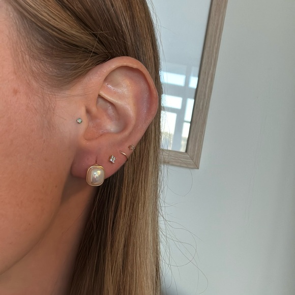 huggie gold hoop Pearl earrings - Picture 3 of 4